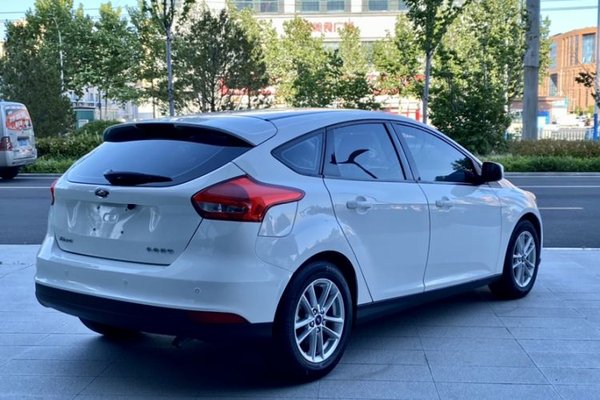 Ford Focus 2015, 61600 км, за 6606 USD - фото 12