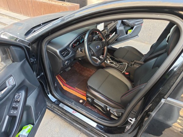 Ford Focus 2020, 60600 км, за 8890 USD - фото 13