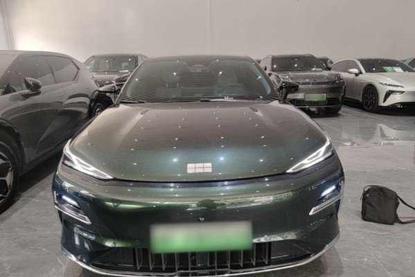 Geely Galaxy Galaxy 8 2025, 18700 км, за 17383 USD