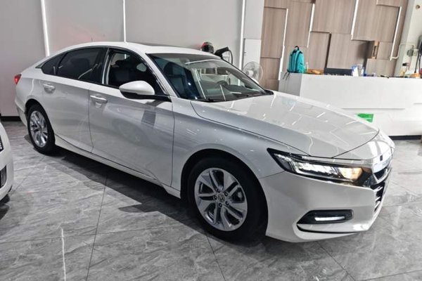 Honda Accord 2018, 63500 км, за 15381 USD - фото 12