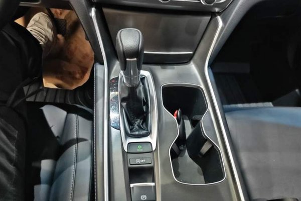Honda Accord 2018, 63500 км, за 15381 USD - фото 21