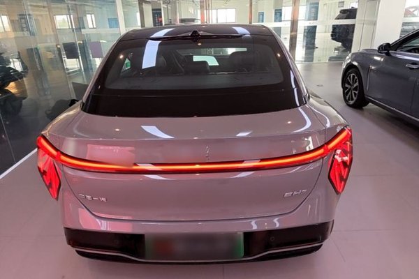 Hongqi EH7 2025, 6600 км, за 22309 USD