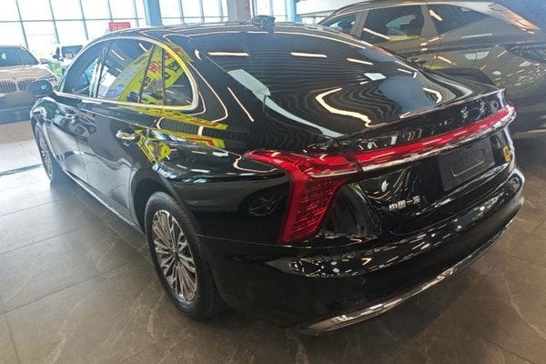 Hongqi H5 2025, 18200 км, за 16257 USD
