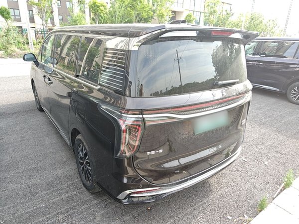 Hongqi HQ9 PHEV 2024, 22599 км, за 33264 USD