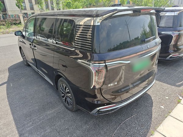 Hongqi HQ9 PHEV 2024, 31000 км, за 32299 USD
