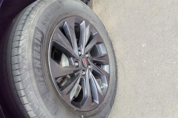 Hongqi HS5 2023, 14500 км, за 16927 USD