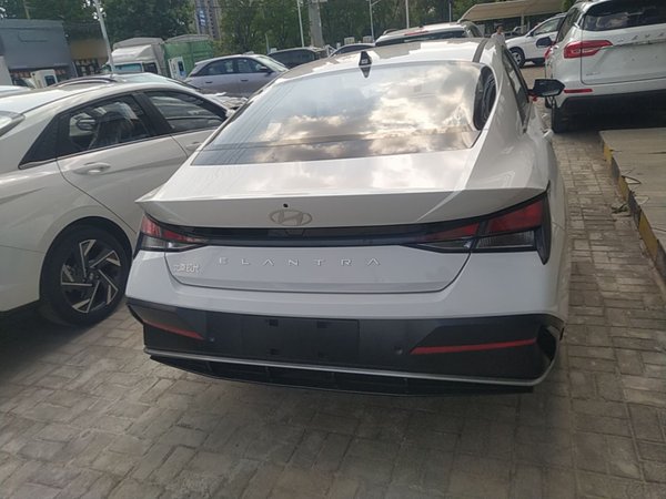 Hyundai Elantra 2023, 100 км, за 13439 USD