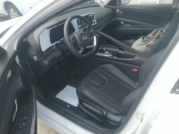 Hyundai Elantra 2023, 100 км, за 13439 USD - фото 18