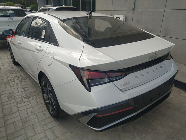 Hyundai Elantra 2023, 100 км, за 13439 USD