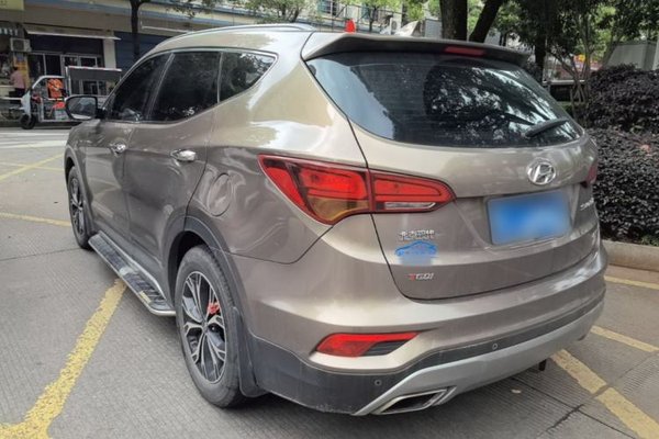 Hyundai Santa Fe 2017, 174300 км, за 9776 USD