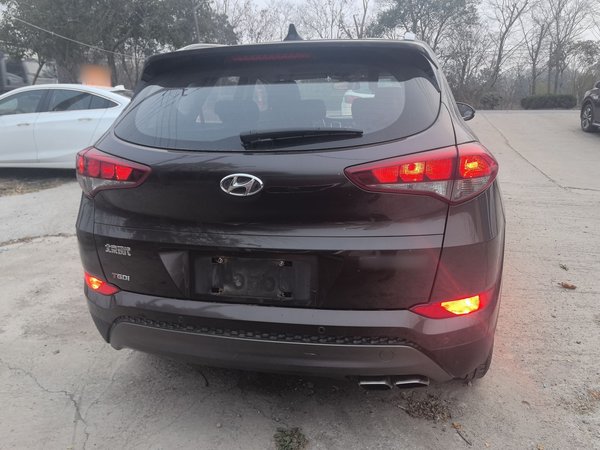 Hyundai Tucson 2015, 120000 км, за 7378 USD