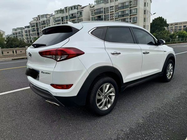 Hyundai Tucson 2015, 101600 км, за 7809 USD