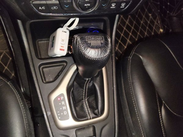 Jeep Cherokee 2016, 64600 км, за 6069 USD - фото 17