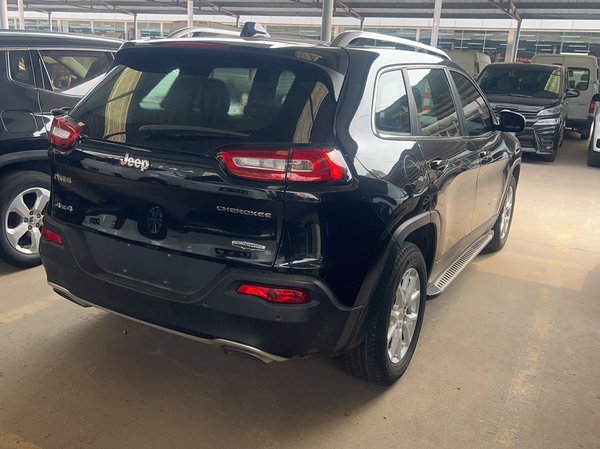 Jeep Cherokee 2016, 116200 км, за 7629 USD