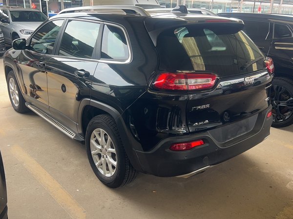Jeep Cherokee 2016, 116200 км, за 7629 USD