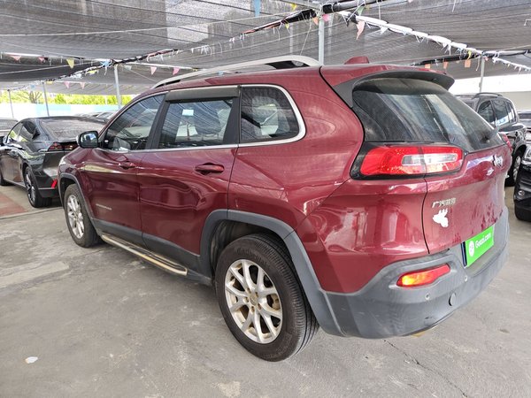 Jeep Cherokee 2016, 93000 км, за 6027 USD