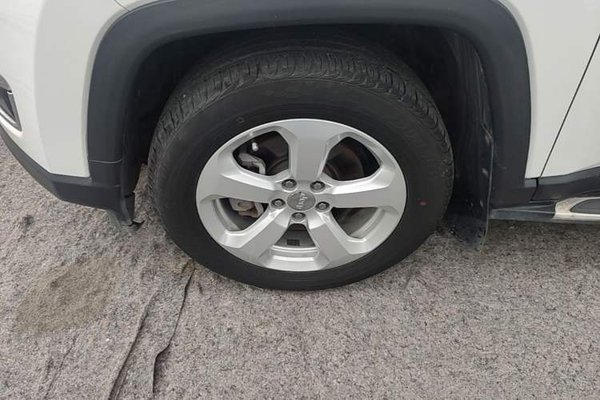 Jeep Compass 2017, 89800 км, за 6602 USD - фото 8