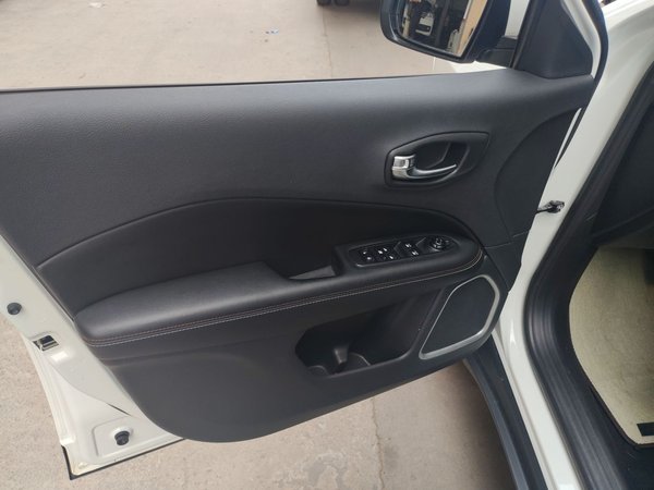 Jeep Compass 2017, 98100 км, за 7028 USD - фото 27