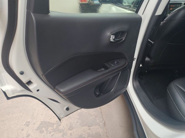 Jeep Compass 2017, 98100 км, за 7028 USD - фото 28