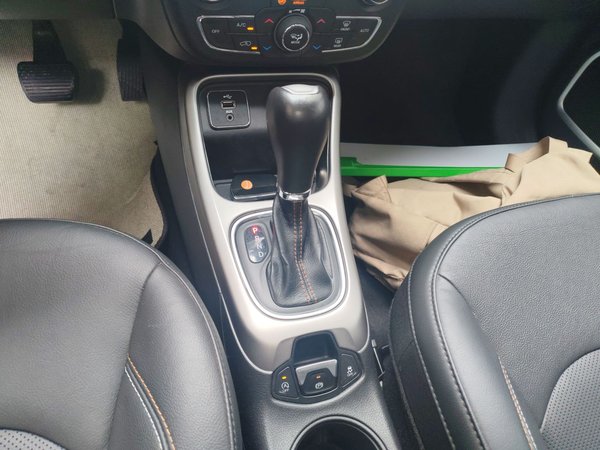 Jeep Compass 2017, 98100 км, за 7028 USD - фото 13