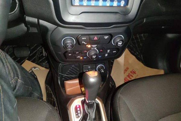 Jeep Renegade 2018, 60400 км, за 6858 USD - фото 11
