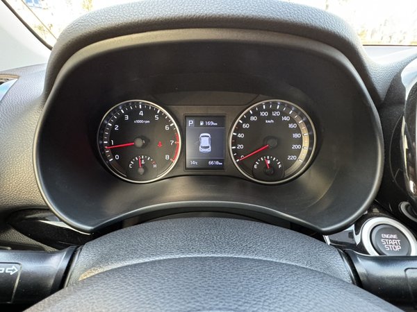 Kia kx1 Stonic 2021 1.4L CVT Fun Edition, 2021 года