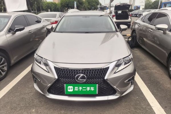 Lexus ES 2015, 112200 км, за 18160 USD