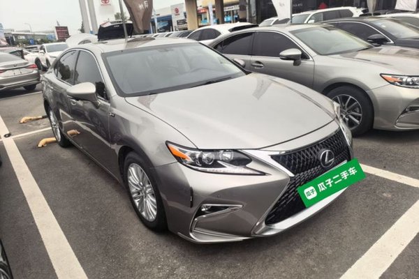 Lexus ES 2015, 112200 км, за 18160 USD