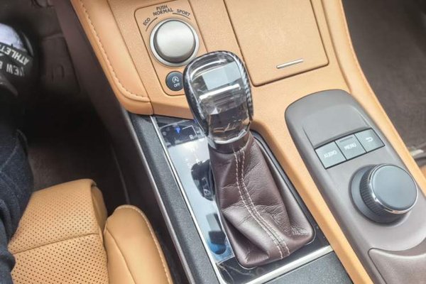 Lexus ES 2015, 112200 км, за 18160 USD - фото 17