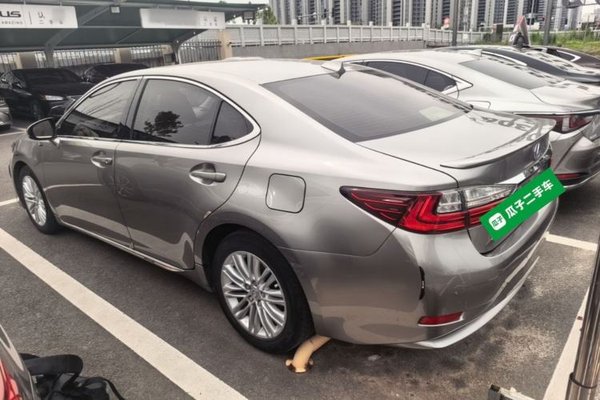 Lexus ES 2015, 112200 км, за 18160 USD