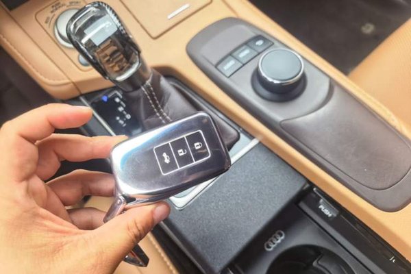 Lexus ES 2015, 112200 км, за 18160 USD - фото 12