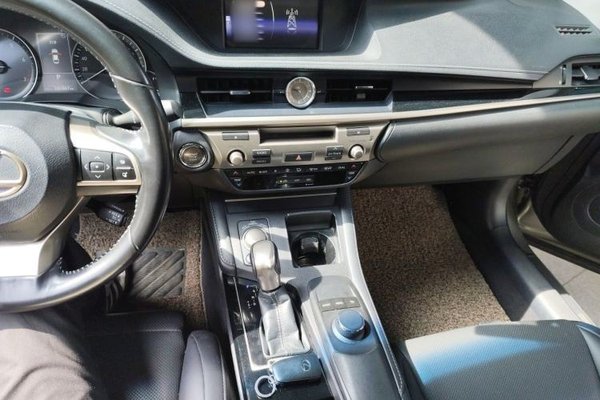 Lexus ES 2015, 101100 км, за 16712 USD