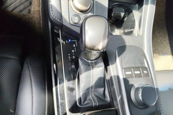 Lexus ES 2015, 101100 км, за 16712 USD