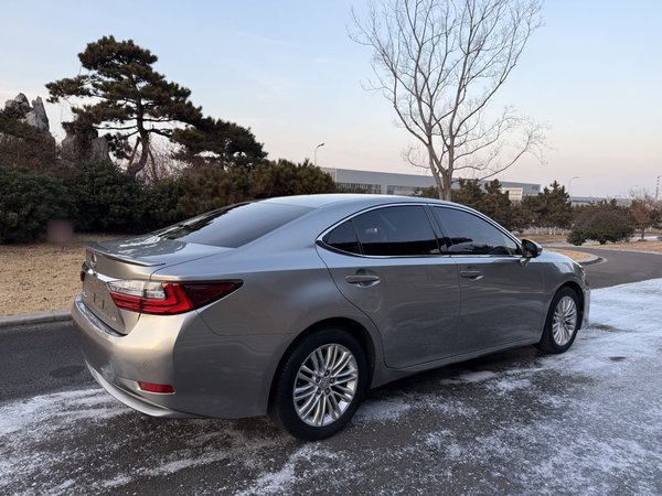 Lexus ES 2015, 126000 км, за 16017 USD