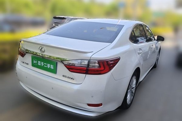 Lexus ES 2015, 130600 км, за 14451 USD