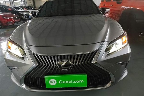 Lexus ES 2018, 94400 км, за 22924 USD