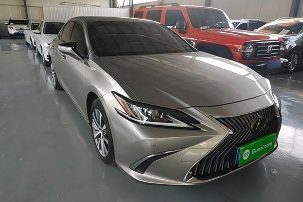 Lexus ES 2018, 94400 км, за 22924 USD