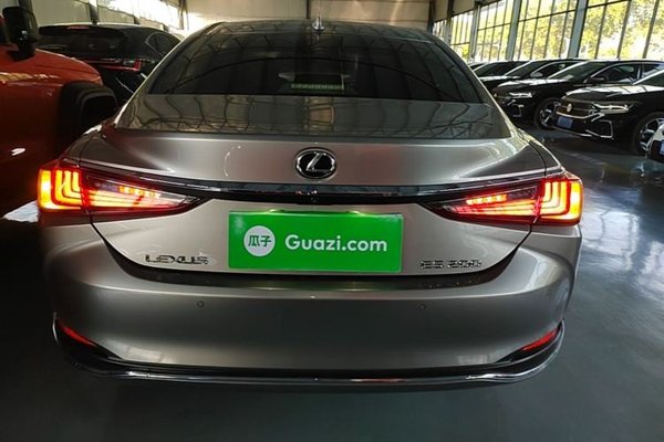 Lexus ES 2018, 94400 км, за 22924 USD