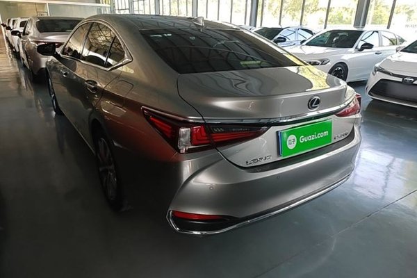 Lexus ES 2018, 94400 км, за 22924 USD
