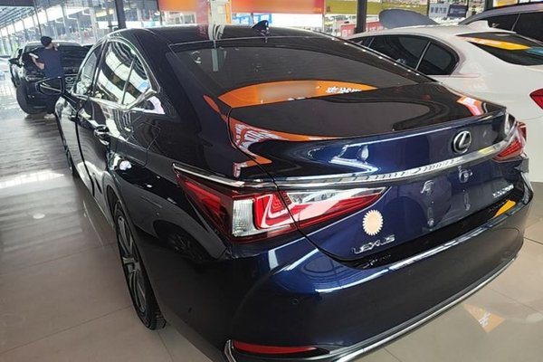 Lexus ES 2020, 84200 км, за 23168 USD