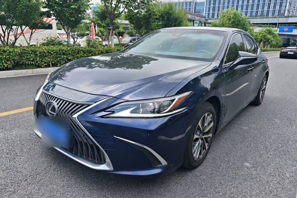 Lexus ES · 2020 год