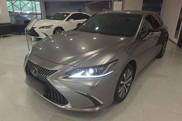 Lexus ES · 2020 год