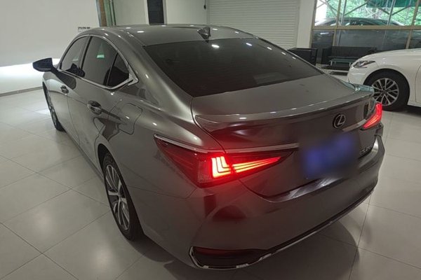 Lexus ES 2020, 135200 км, за 24704 USD