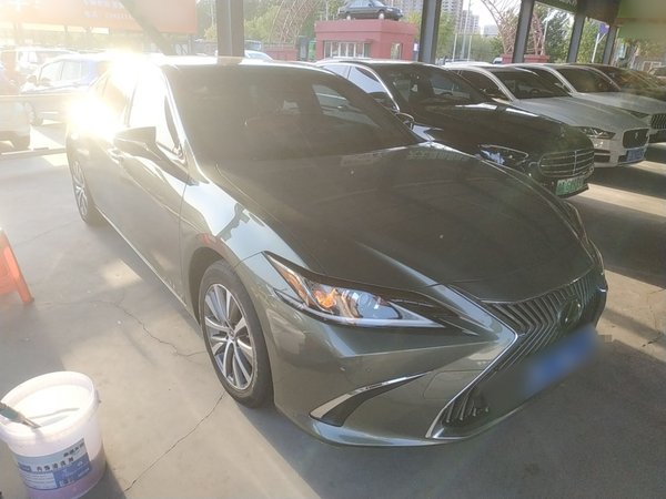 Lexus ES 2020, 47699 км, за 25596 USD