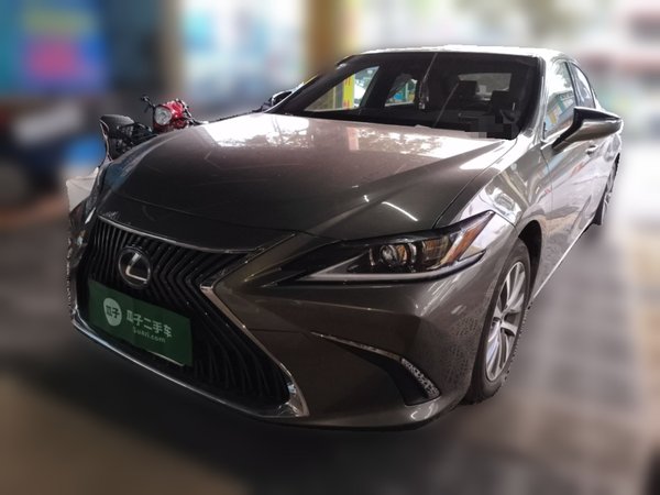 Lexus ES · 2020 год