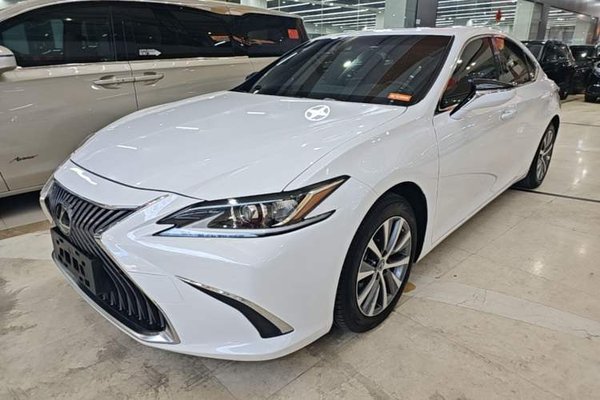 Lexus ES · 2020 год
