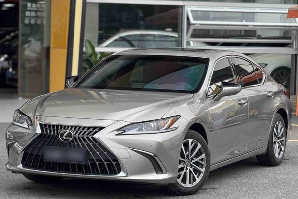 Lexus ES · 2021 год