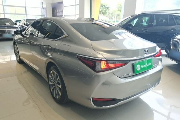 Lexus ES 2021, 24500 км, за 27811 USD