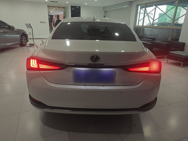 Lexus ES 2021, 57300 км, за 29307 USD