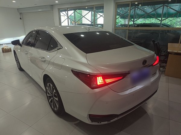 Lexus ES 2021, 57300 км, за 29307 USD